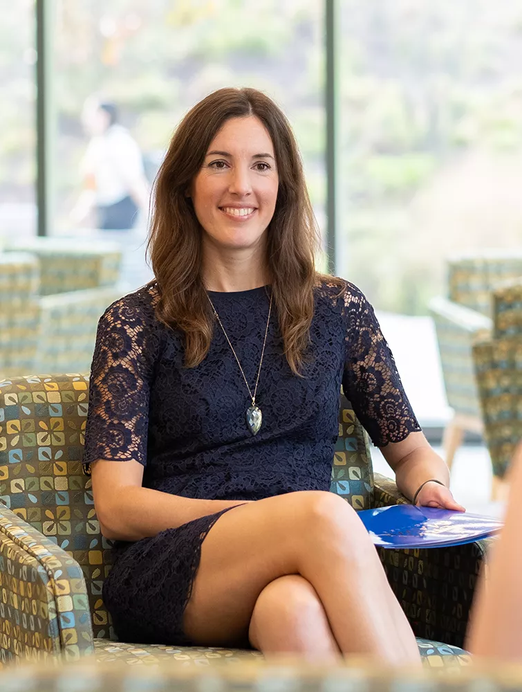 Ellie Kardaras ’06 meets with students.