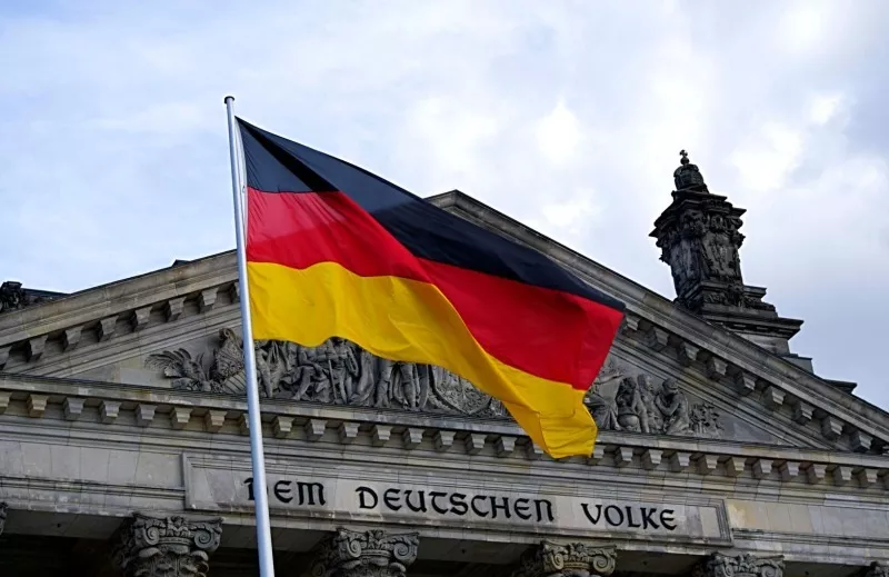 german flag in front of Dem Deutschen Volke building