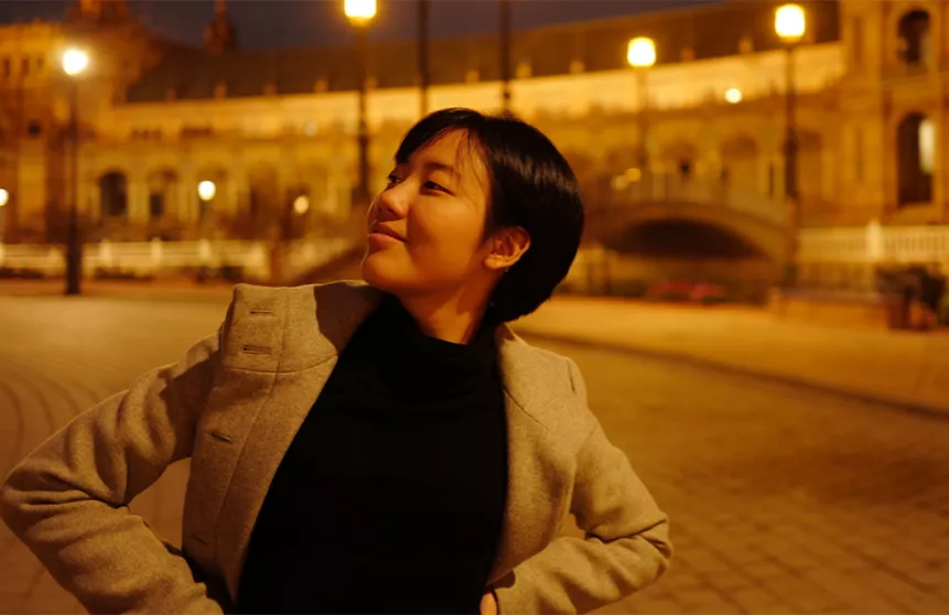 May Zhu in Sevilla, Plaza de España