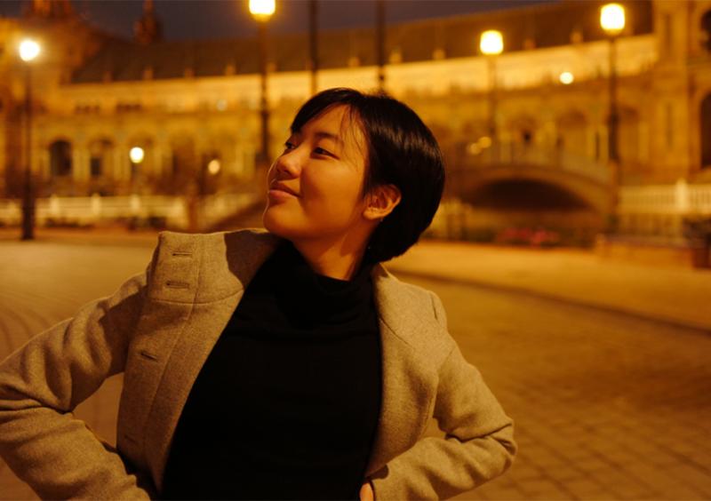 May Zhu in Sevilla, Plaza de España