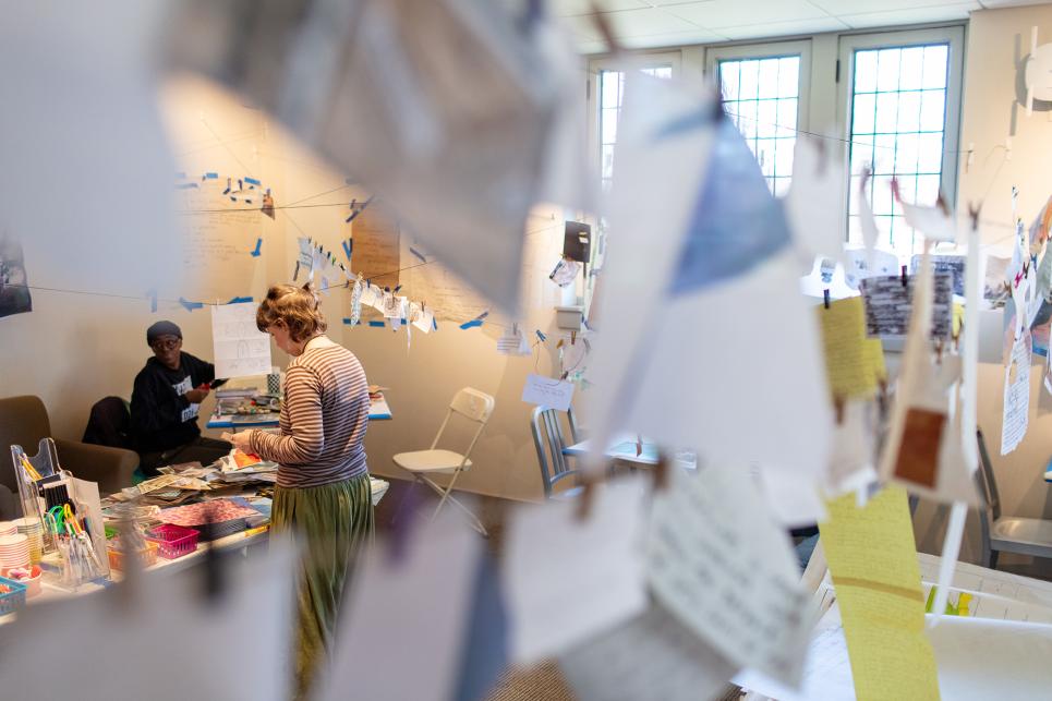 Peeking through strung fragments at participants