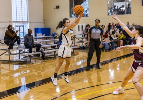 Cameron Richter passing a basketball