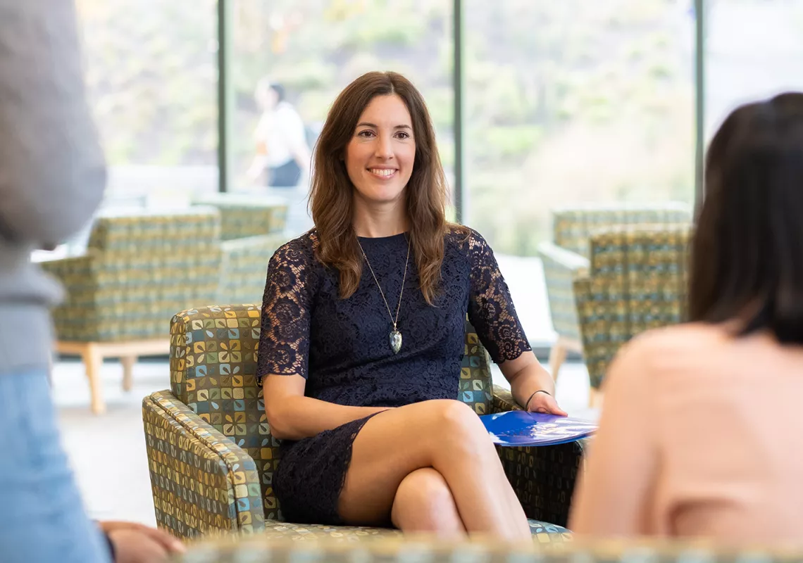 Ellie Kardaras ’06 meets with students.