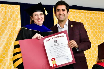 Commissioner Neil handing Wendy a certificate at Inauguration