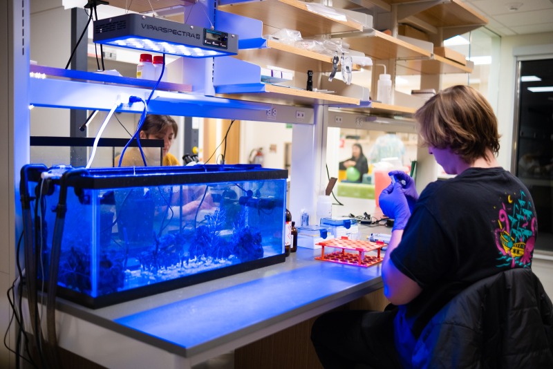 student in Asja Radja lab