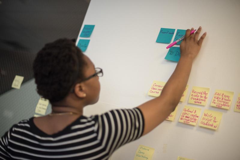 Leslie Goloh ’19 organizes the collaborative task board.